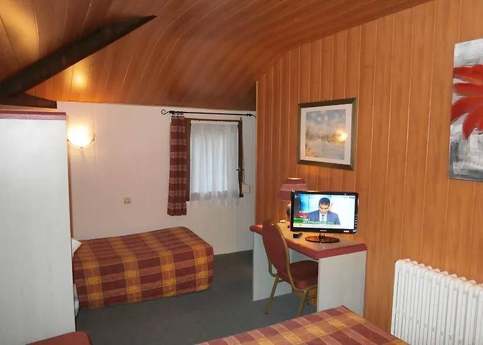 博塞茹尔酒店 2*