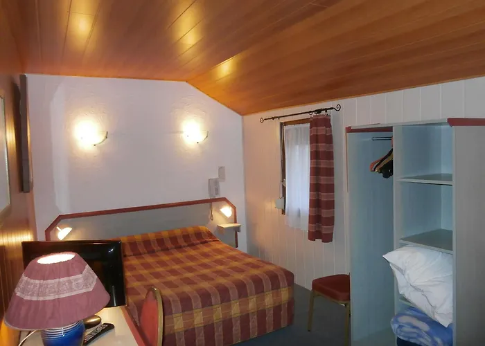 博塞茹尔酒店 2*